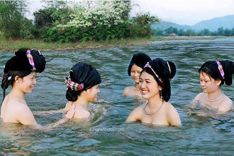 Những cô gái Thái tắm nước suối Khe thần