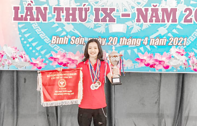 Huyền Trâm chủ công đội bóng chuyền nữ thôn Tân Thịnh