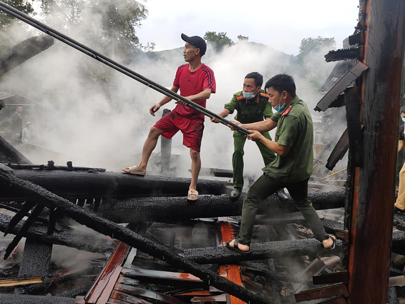 Kỳ Sơn cháy nhà dân tại bản Cánh xã Tà Cạ