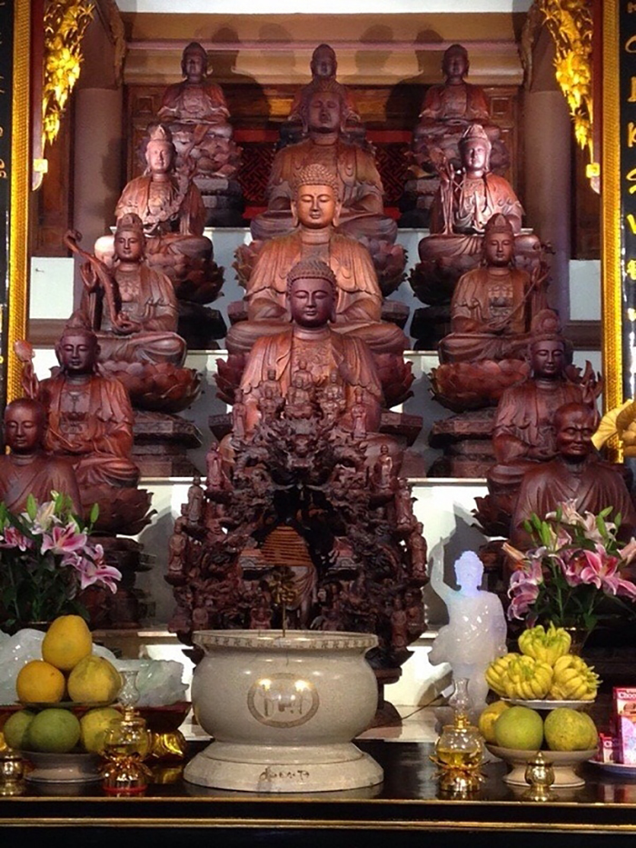 Các bức tượng phật được làm từ gỗ nguyên khối lâu đời tại chùa Đại Tuệ