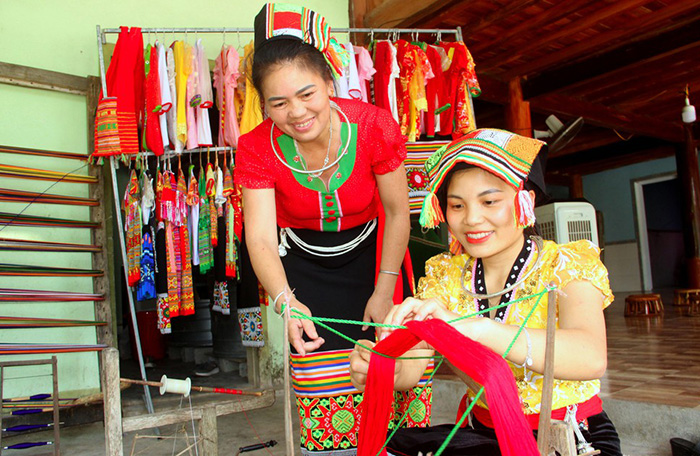 Làng nghề Thổ cẩm Thái Minh Phụ nữ Thái bên khung dệt