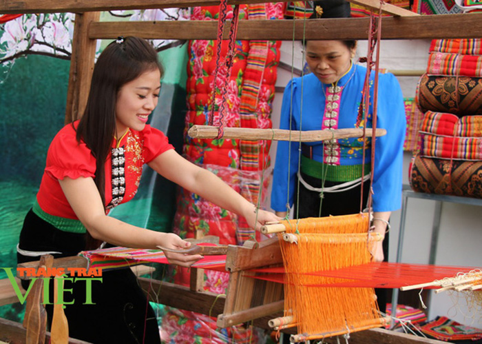 Làng nghề Thổ cẩm Thái Minh nét đẹp Phụ nữ Thái bên khung dệt