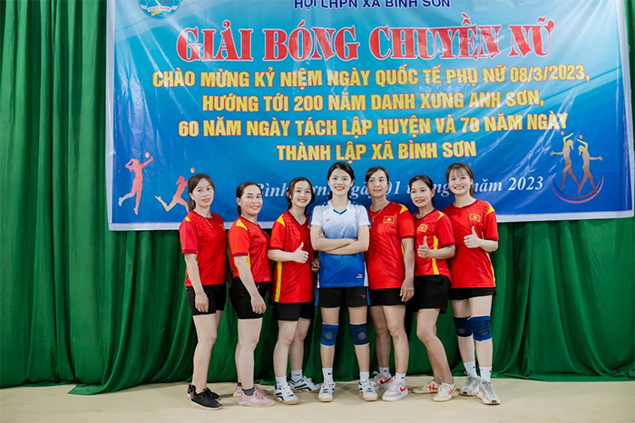 Đội tuyển bóng chuyền nữ thôn Tân Thịnh